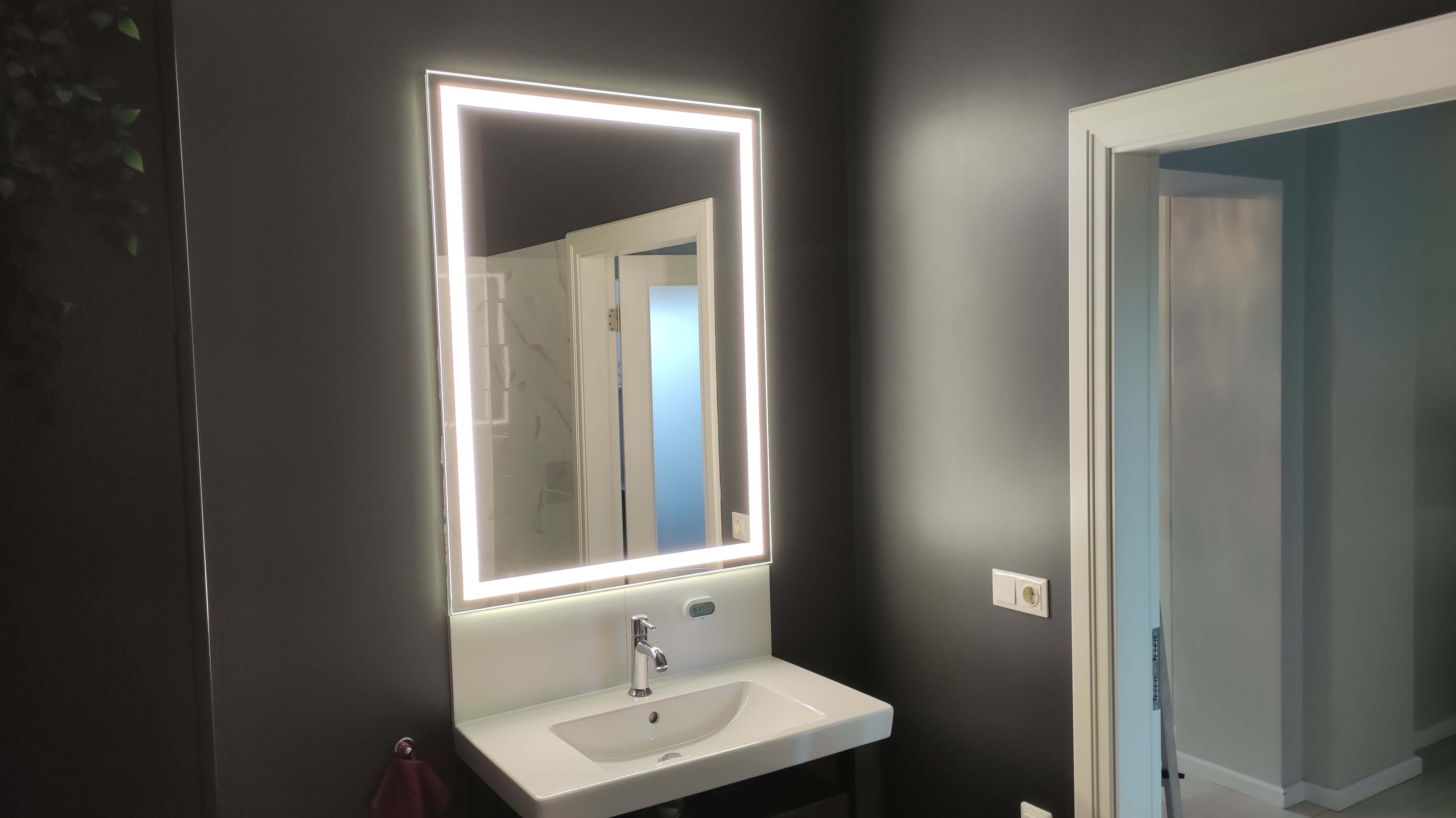 LED spoguļi ar priekšējo apgaismojumu