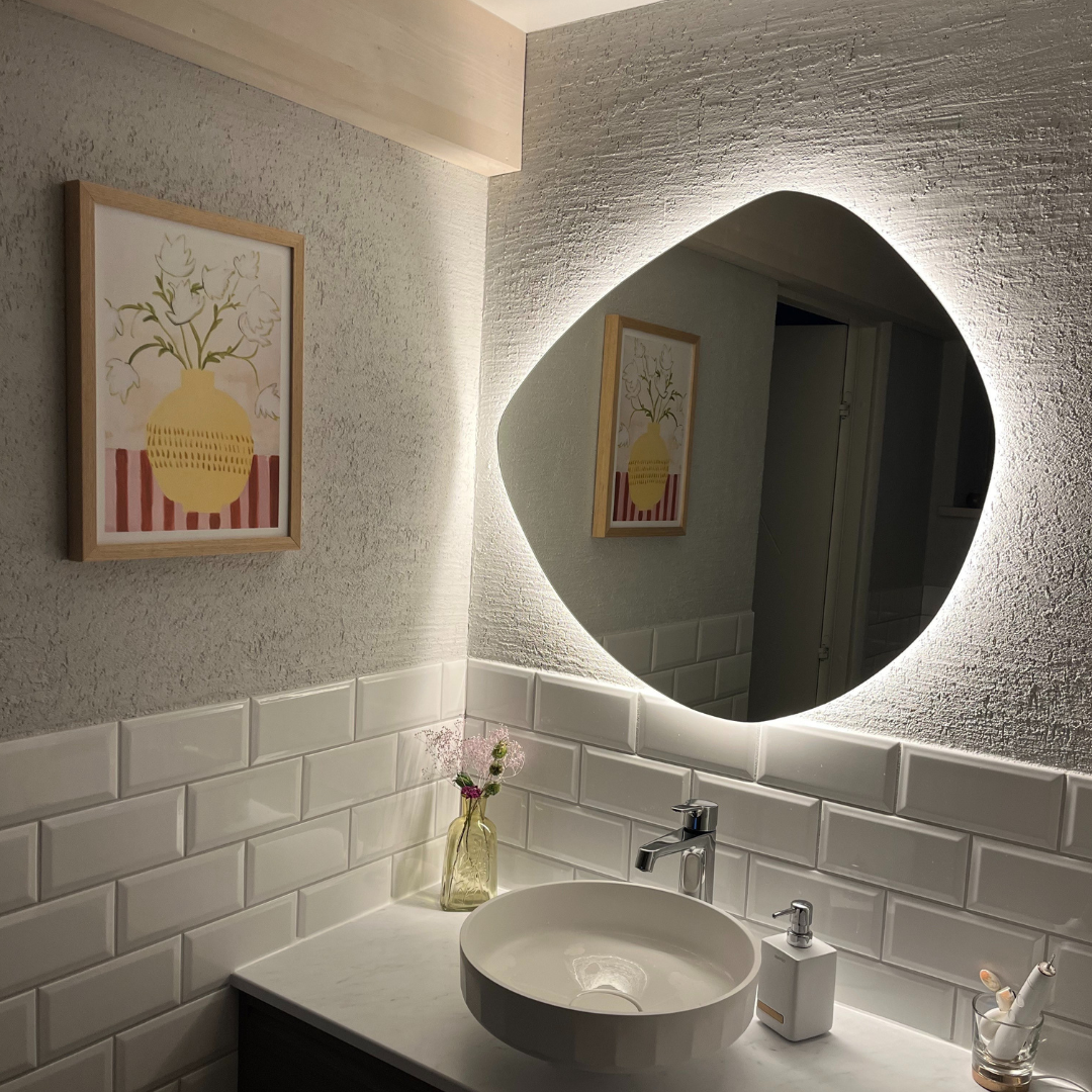 Asimetrisks LED spogulis ar aizmugurējo apgaismojumu 740x790 mm